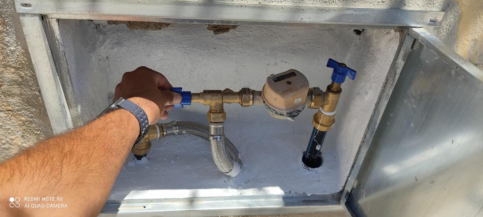 Revisión de contador de agua en armario exterior