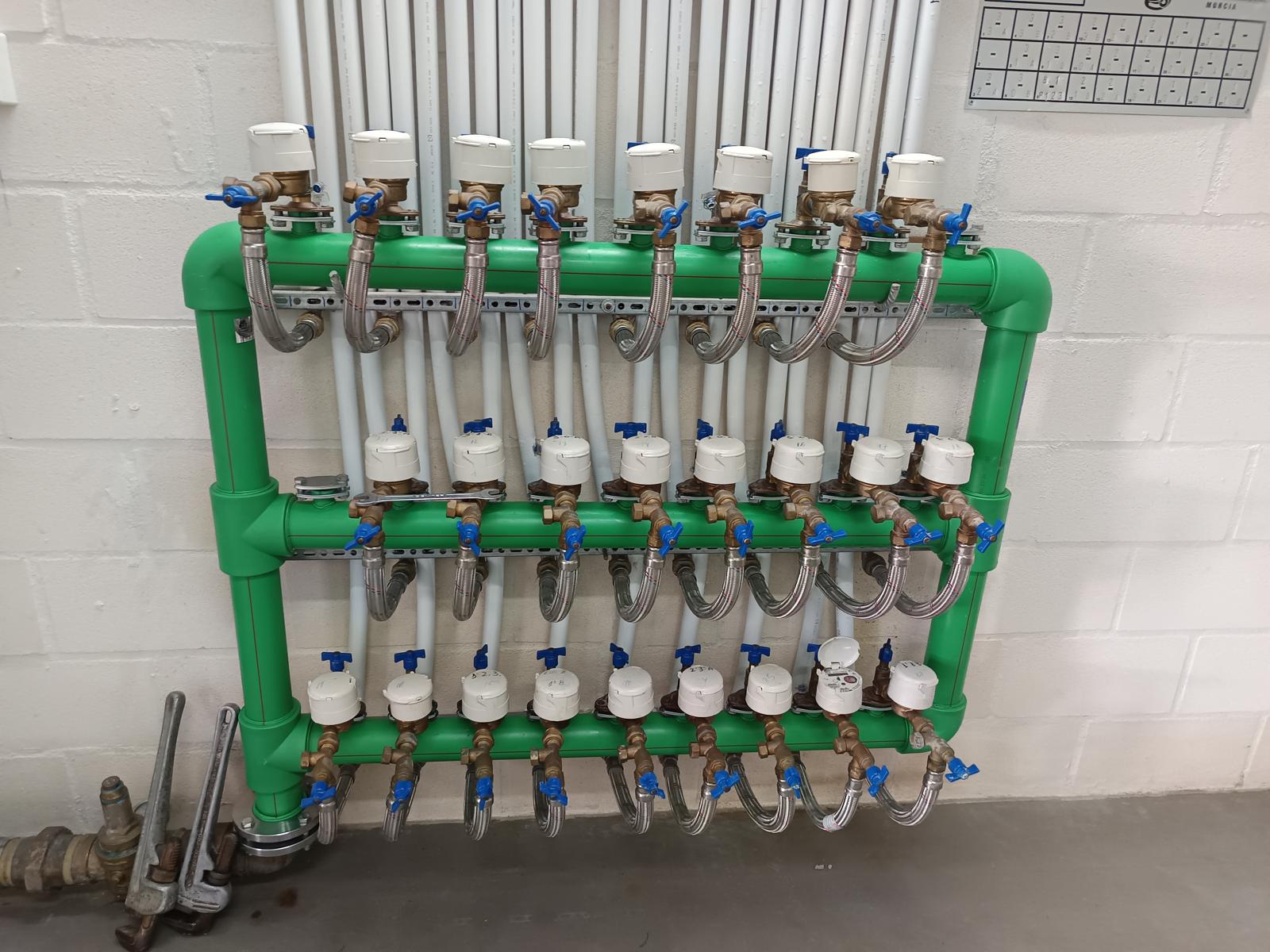 Batería de contadores de agua instalada