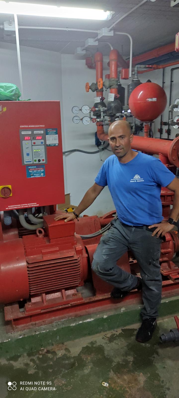 Juan Ramón junto a un grupo de bombeo contra incendios