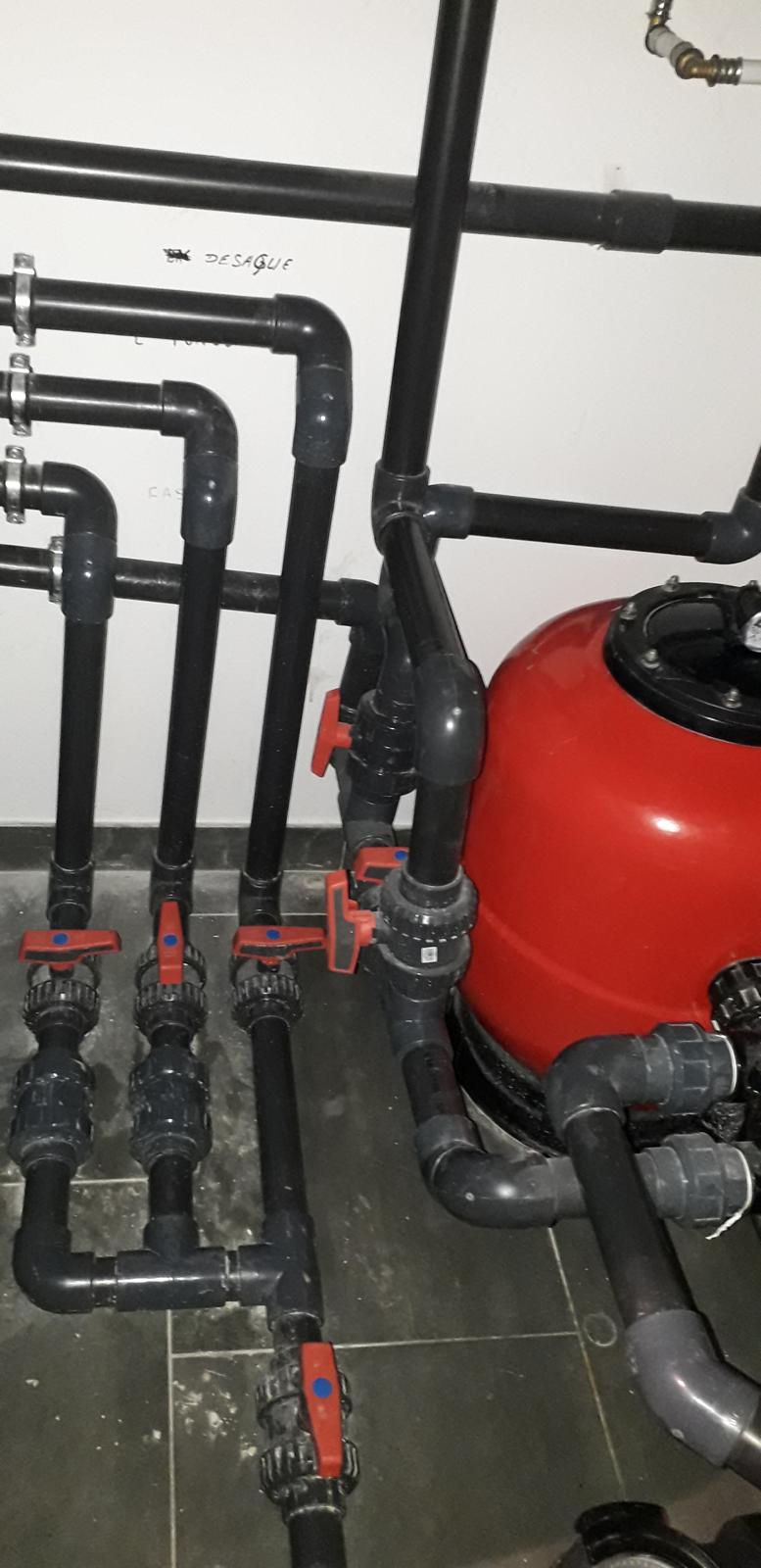 Detalle de tuberías y válvulas de un filtro de piscina