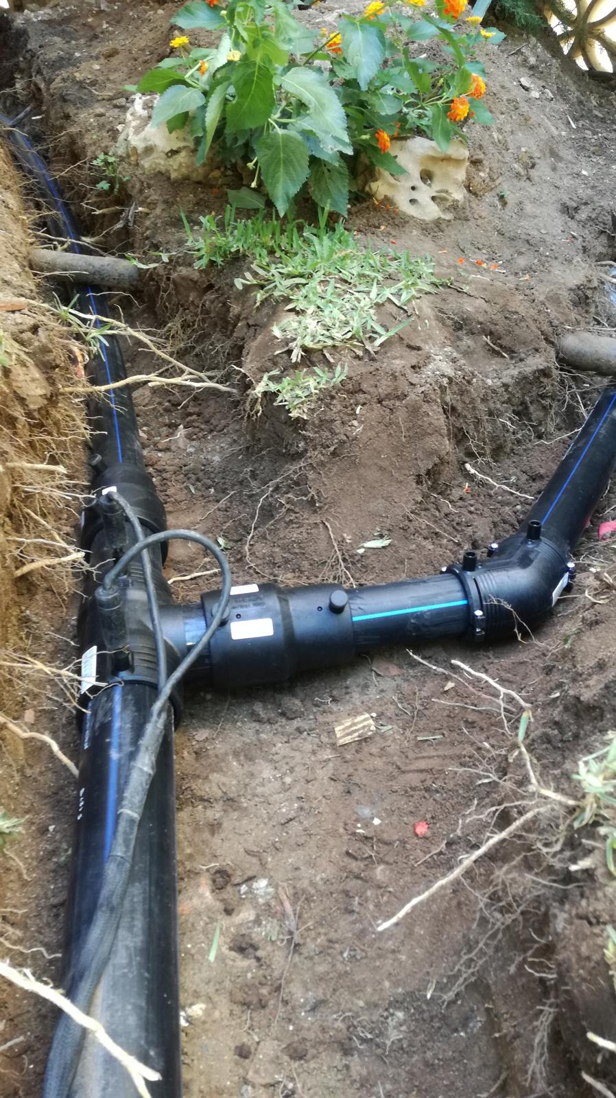 Unión de tubería de riego instalada en jardín